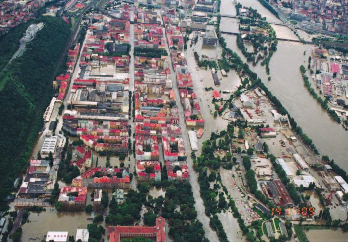 60 Obr. 8.3. Zaplavená pražská čtvrť Karlín, v pozadí ostrov Štvanice Obr. 8.4. Zaplavené sídliště v Kralupech nad Vltavou 8.