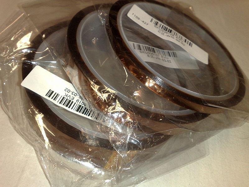 [1] [13] [14] Obrázek 4: Izolace vinutí elektrického stroje pomocí Nomexu. Převzato z [15]. Kapton Kapton je polyamid dodávaný ve formě fólie a disponující vynikajícími elektrickými vlastnostmi: ; ;.