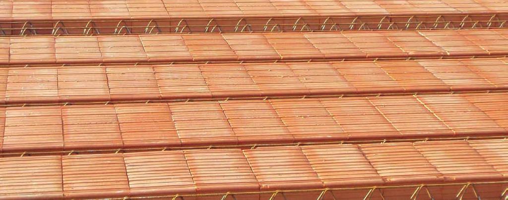 8. POSTUP BETONÁŽE STROPU HELUZ MIAKO Betonáž lze zahájit po uložení všech stropních vložek, potřebné výztuže nadbetonávky, věnců, příp. stropních výměn, průvlaků apod.