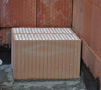 KOMÍNOVÝ SYSTÉM HELUZ ISOSTAT DUO 1 Komínový systém HELUZ zakládáme na hydroizolaci, na kterou do maltového