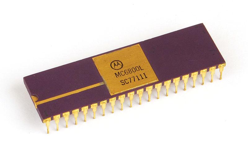 Motorola MC6800 8bitový procesor představený v roce 1974 Snadnější integrace než u Intel 8080 nevyžadoval další podpůrné čipy na základní desce 16bitová adresová sběrnice, 8bitová (obousměrná) datová