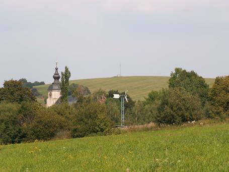 41 Morfologie a hydrologie Výšina je protáhlého tvaru ve směru SV JZ. Na severovýchodě je od sousedního vrcholu omezen sedlem.