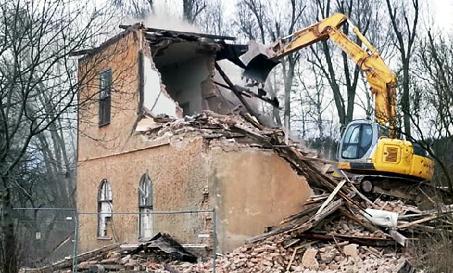 33 Ve čtvrtek byl přivezen bagr, který začal bourat budovu z