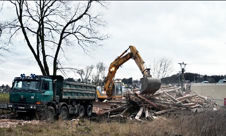 Občané jdoucí na nákup do obchodních řetězců, případně k