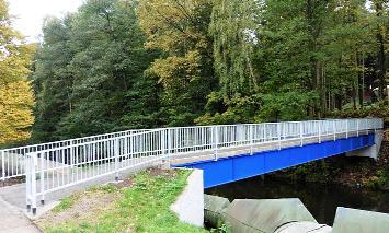 Došlo k opravě podhledu nosné konstrukce, očištění a sanace povrchu prahů pod zábradlím od vegetace, výměna ocelového zábradlí za