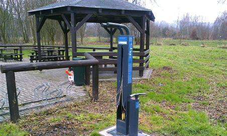 odpočinkový stánek pro turisty i projíždějící cyklisty včetně stojanu na kola a okolního vydláždění.