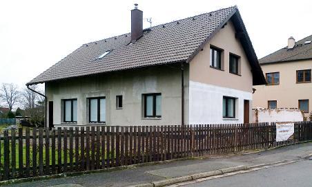 Mezera mezi hliněným valem a stěnou bunkru vznikla až po okupaci.