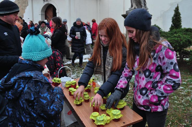 Život v našem městě 58 /208 59 Život v našem městě FARNOST Farní jarmark První neděli adventní se po mši svaté konal před kostelem tradiční farní jarmark.