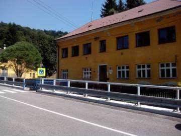 Občanské vybavení charakteru veřejné infrastruktury je v území obce místního významu ve stabilizovaných plochách OV (kostel Všech svatých, budova OÚ, hasičská zbrojnice, kulturní dům, knihovna) a OH