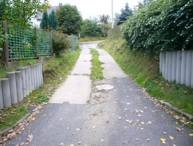 b) OSA 2 Stávající stav Zájmové území se nachází v zastavěné části, na okraji obce Šabina. Stávající povrch komunikace je tvořen asfaltem a betonovými panely.