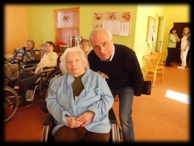 povídají. V zimních měsících se každou středu odpoledne setkávají u promítání filmu, který si vybrali.