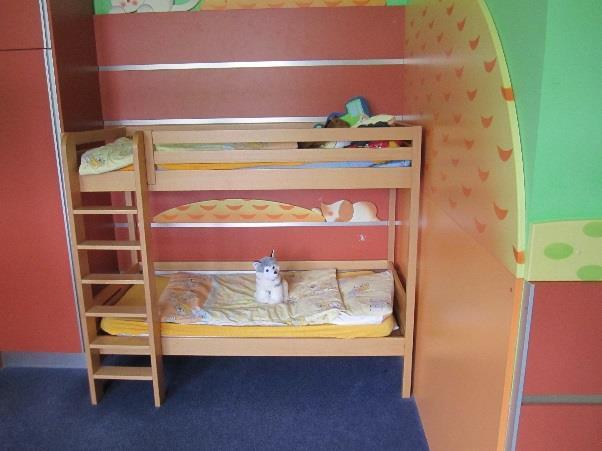 V obou koupelnách byly dětské toalety součástí koupelen (v jedné koupelně čtyři WC vedle sebe a ve druhé dvě), koupelny i WC byly