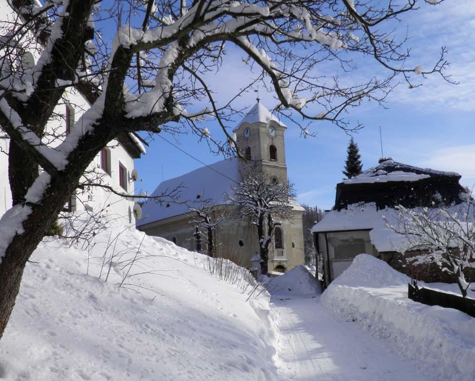 Součástí obce Malá Morávka je Karlov pod Pradědem, který tvoří místní část obce Malá Morávka a má rovněž své katastrální území, které leží na Moravě, zatím co katastrální území Malé Morávky leží ve