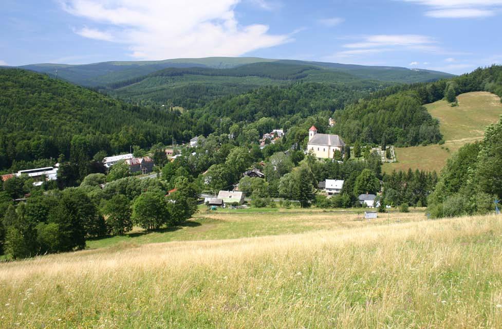 W śląskiej części miejscowości leży szczyt Petrovy kameny, Ovcarna i wieża widokowa oraz nadajnik telewizyjny na szczycie najwyższej góry Jesioników Pradziad.