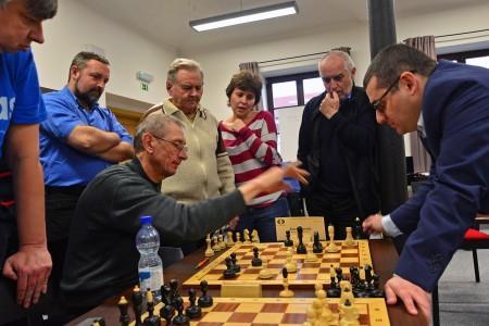 V. Simultánky V rámci Kunovského šachového festivalu sehrál v dubnu 2016 velmistr Sergej Movsesjan simultánu proti 15 soupeřům.