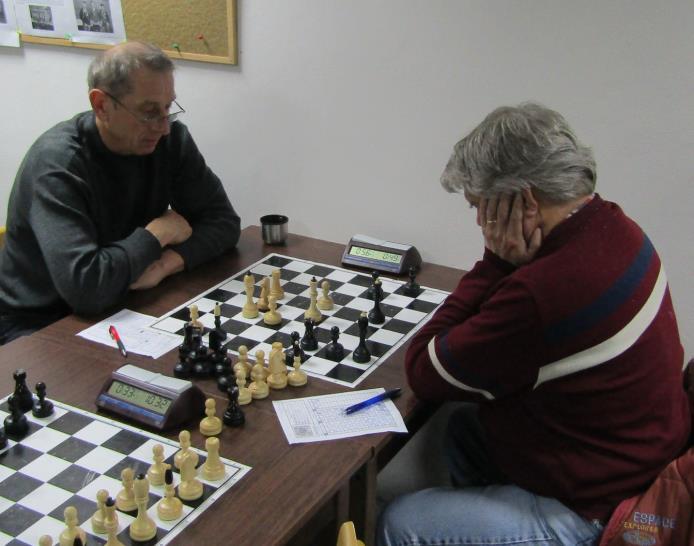 De8+ (bílý stále pokračuje ve špatné stopě lépe Dc7) Kh7 32. Dh5 Dc3 33. Vd1 Vf6 (tady bylo silnější Se4) 34. Jg4 Vd6?! ( Vf4 dostává +3,3, tah v partii +2) 35.