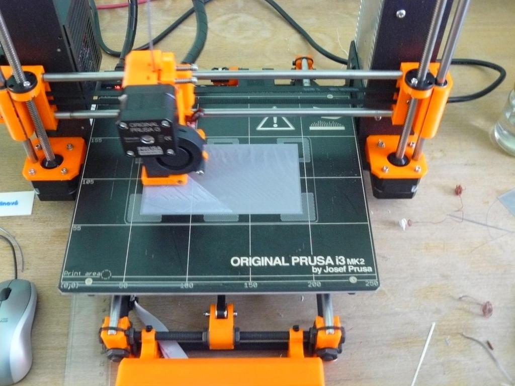 4. Princip tisku Před začátkem tisku je potřeba vytvořit model. Jeden ze způsobu pořízení je možnost použít CAD software, další způsob je3d skener nebo digitální kamera s vhodným softwarem.