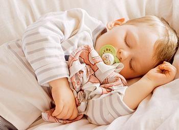 Spánek Výběr vhodné postýlky (s postranicemi) Čím je dítě starší, tím ubývá a vyhraňuje si přesné časy na spaní