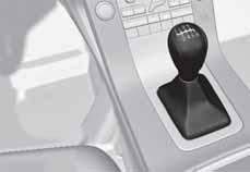 03 Prostředí řidiče Převodovky Manuální převodovka ného chodu. Prohlédněte si schéma řazení na řadicí páce. Automatická převodovka, Geartronic* Schéma řazení u pětistupňové převodovky.