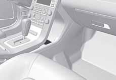03 Prostředí řidiče Převodovky Vypnutí blokování páky voliče automatické převodovky Automatická převodovka, Powershift* 2 váním do kopce natlakována ještě několik sekund po přesunutí nohy z brzdového