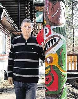 Vysoký kůl plný symbolů nahradí původní totem, který tu stával, byl také jeho prací abyl ve své době nejvyšším totemem vzemi. Loni jej obec Rybník nechala skácet.