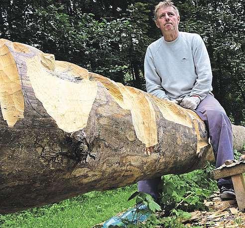 Nahradil na přelomu tisíciletí původní, o něco menší totem, který vroce 1973 vytesal jeho otec Josef.