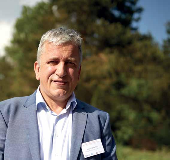 12 Rozhovor Stuttgartský rodák Dr. med. Roland Scherer studoval medicínu v letech 1985 1992 na univerzitách v Erlangenu, Freiburgu a v Berlíně.