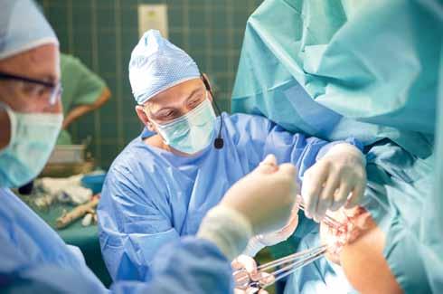 chirurgie 15 ti dutiny břišní a druhý tým lékařů operoval odspodu transanálně. Hlavní operatér, primář chirurgického oddělení Pardubické nemocnice MUDr