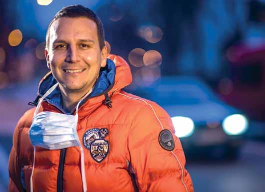 intenzivní péče 23 Doc. MUDr. David Krahulík, Ph.D., MBA promoval v roce 2001 na univerzitě Palackého a týž rok nastoupil na Neurochirurgickou kliniku Fakultní nemocnice v Olomouci, kde působí dosud.