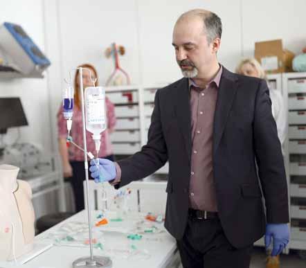 přípravě infuzní linky, při samotné aplikaci, odpojování pacienta i likvidaci použitých pomůcek, a