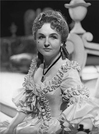 S dílem Leoše Janáčka se setkala v Národním divadle setkala pouze na konci svého působení, a to v drobné úložce Chocholky, kterou jí svěřil její někdejší kolega z Velké opery 5.