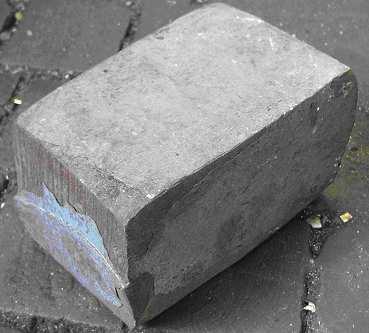 2. EXPERIMENTÁLNÍ MATERIÁL Ověření vlivu teploty kalení na strukturu a mechanické vlastnosti modifikované oceli F60 dle ASTM A694 vyrobené technologií EOP/LF/VD v podmínkách ŽĎAS, a.s. bylo provedeno na vzorcích výkovků o rozměrech (100 x 100 x 150)mm.