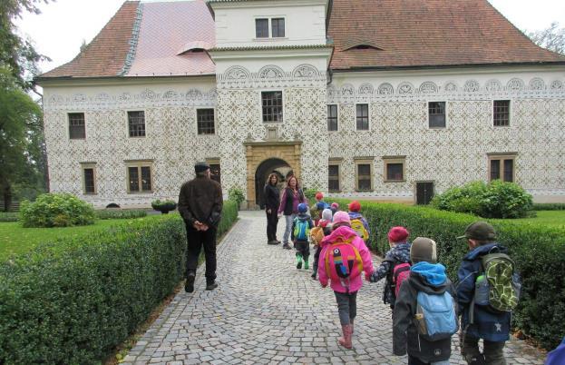 Tylšová z Chlínek vyučovala anglický jazyk a dějepis a Jana Florianová z Doudleb nad Orlicí vyučovala ruský jazyk. Školní družinu vedla paní vychovatelka Pavla Klášterecká z Vamberka.