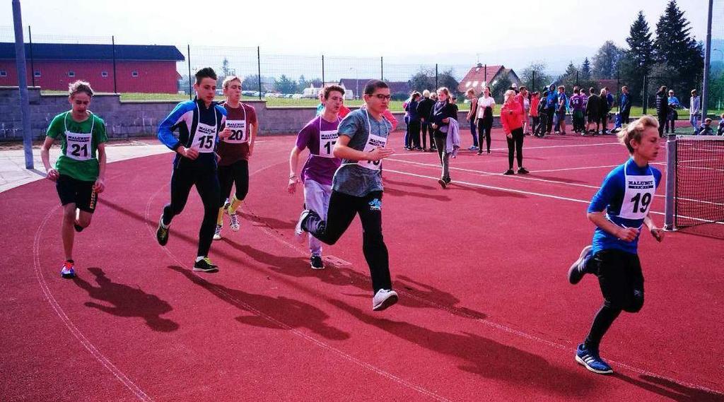 kde si děti prohlédly oboru a v zámeckém areálu muzeum přírodovědy. Ve čtvrtek 21. září 2017 se lhotecká škola zúčastnila atletického čtyřboje v Libchavách, kde soutěžilo pět škol.