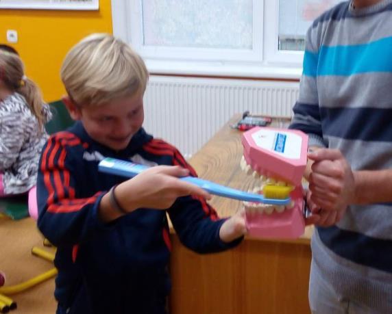 V pátek 13. října 2017 navštívil školku a školu student zubního lékařství Vojtěch Muthsam s preventivním programem, ve kterém děti učil, jak se správně starat o své zuby. V pátek 13. října 2017 se 9.