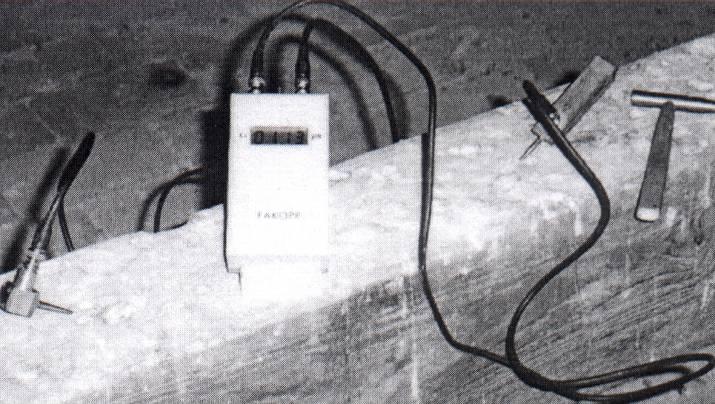 Příklad měření modulu pružnosti dřeva ultrazvukovým přístrojem SYLVATEST a budicí sonda, b testovaný vzorek, c vlhkoměr, d - snímací sonda, e ultrazvukový přístroj SYLVATEST. Obr. 4.