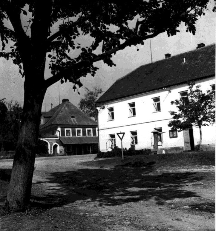A NĚCO Z HISTORIE STARÁ HOSPODA Stará hospoda, která byla postavena u císařské silnice, patří k nejstarším budovám v Hrušové.