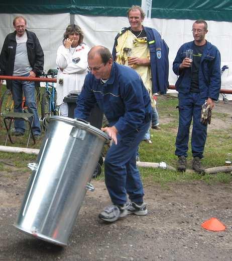 Třetí soutěží byl Sběr druhotných surovin - soutěžící měli ukrást okapy, poklop od kanálu a dráty vysokého napětí.