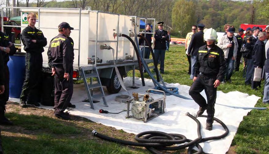 Mobilní olejový separátor REO2 odlučovač plastová nádoba na plastové paletě konstruován pro ruční manipulaci gravitační a filtrační komora nominální průtok 2 l/min separátor