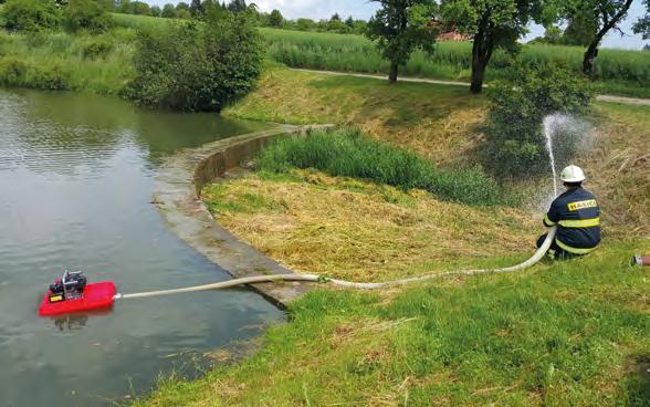 Spodní strana skříně je opatřena plastovým víkem, které zabraňuje vniknutí nečistot a tuhých částic větších než 2 mm v průměru. Výtlak vody z čerpadla je ukončen hadicovou spojkou Storz B75.