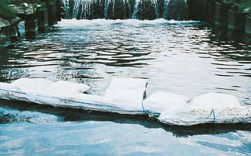 vodu, ale pouze ropné látky Sorpční kapacita: Rozměry: HNK472 95 l oleje 75 cm x 2 m 5,4 kg Hydrofobní sorpční rohože sorbují ropné látky a oleje