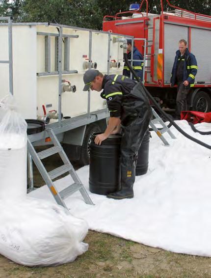 1 ks 1 ks Hydrofobní lapač nečistot HFL5 a hydrofobní sorpční had s vlasy HVV135 Vysoce účinný doplněk norných stěn pro sběr