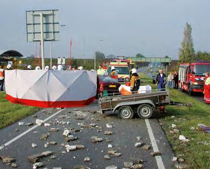 Nehodové clony Clona nehodová CN1 zacloní místo nehody proti nežádoucím pozorovatelům rychlé použití postavení clony trvá cca 1 minutu