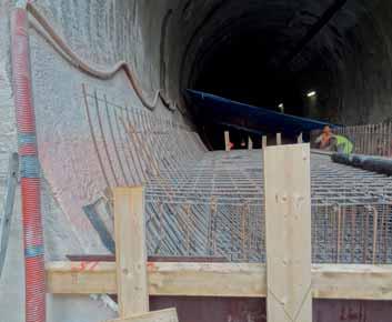 Po vyražení kaloty středního staničního tunelu a vybourání části primárního ostění bočních staničních tunelů se zhotovila stříkaná izolace středního staničního tunelu.