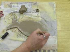 Velikost plátu by měla odpovídat velikosti papírové šablony ryby, kterou vykrojíme pomocí hliníkové