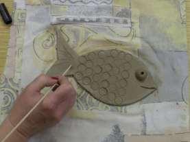 5. krok: Následuje vytvoření dalšího detailu ocasu ryby, na který můžeme použít hliníkovou jehlu či