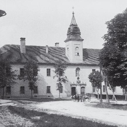 č. 3 A: Jsi dobrý, získal jsi stipendium, které ti umožní vystudovat, jdi k č. 4a. B: I když jsi docela dobrý, tvoje rodina si nemůže dovolit platit studia, jdi k č. 14.