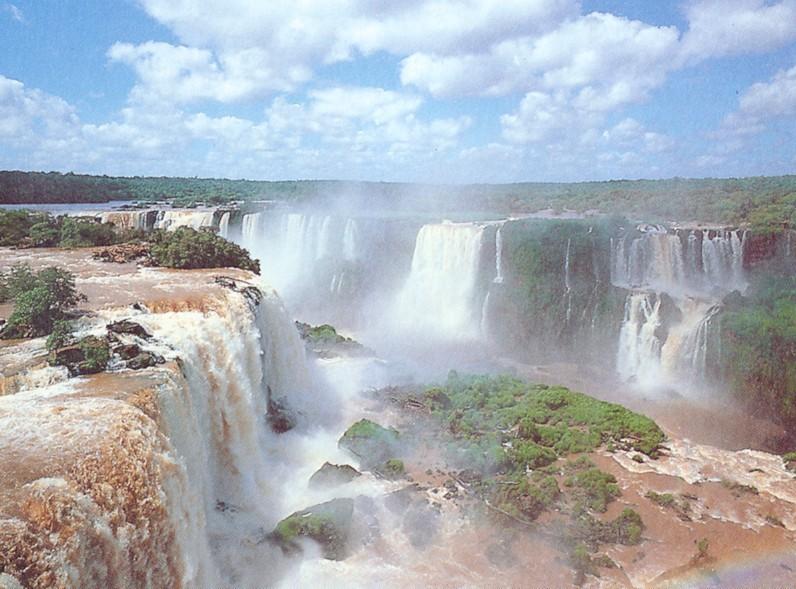 Spodnokřídové platóbazalty v jižní Brazílii, krajina kolem vodopádu Iguacú (Paraná, 800.