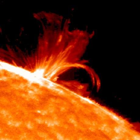 Ad 8) Sluneční supererupce Velké erupce na Slunci = 10 na 32 ergů (1 joule = 10 milionů ergů), Na jiných hvězdách jsou zaznamenány erupce 10 na 36 ergů (nový termín = supererupce), - 10 000krát