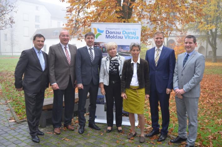 Krátce z Evropského regionu Dunaj-Vltava Při posledním setkání Prezídia Evropského regionu Dunaj-Vltava (ERDV) v říjnu 2017 v dolnobavorském Niederalteichu se hodnotil pomalu končící rok